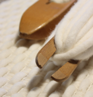 Manta de lana merino nacional tejida a mano en nuestros telares artesanos